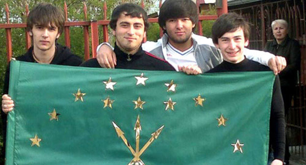 Участники танцевального игрища "Адыгэ Джэгу", приуроченное ко Дню черкесского флага. Черкесск, 25 апреля 2013 г. Фото Аси Капаевой для "Кавказского узла"