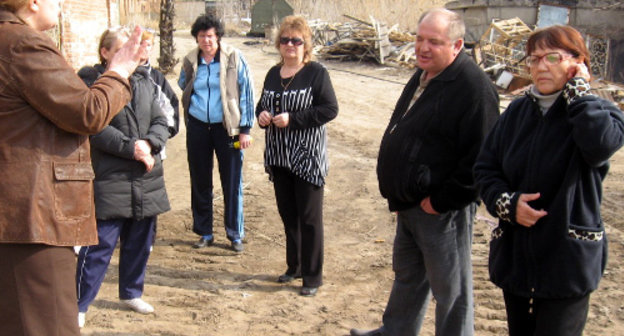 Жители поселка Дар-Гора г. Волгограда возмущены незаконным производством рубероида. Второй справа - управляющий базой Сергей Быстров. Волгоград, Ворошиловский район, 6 апреля 2013 г. Фото Вячеслава Ященко для "Кавказского узла"