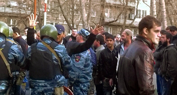 Сотрудники ОМОН проводят досмотр прихожан мечети "Даруль Аркам". Москва, 26 апреля 2013 г. Фото: kavpolit.com