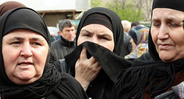 Жители села Гимры в поселке Временном. Дагестан, Унцукульский район, апрель 2013 г. Фото Руслана Алибекова, http://chernovik.net