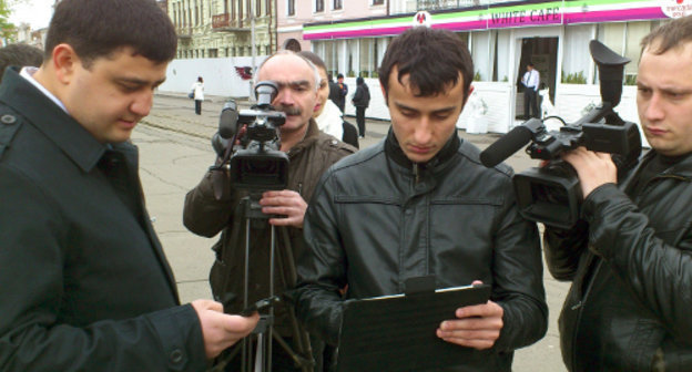 Символическое открытие первой интернет-страницы в центре Владикавказа перед зданием Гранд-отеля "Александровский". 19 апреля 2013 г. Фото пресс-службы Комитета РСО-А по связи и информационным технологиям, http://www.komsit-rso.ru