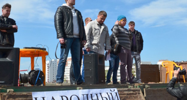 Митинг-протест против разбитых дорог. Волгоградская область, город Волжский, 27 апреля 2013 г. Фото Татьяны Филимоновой для "Кавказского узла". 