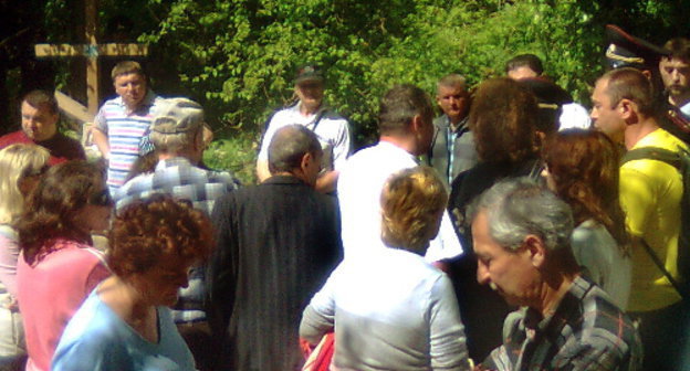 Жители Сочи пытаются противостоять восстановлению моста, ведущего к месту строительства Кудепстинской ТЭС. Сочи, 29 апреля 2013 г. Фото Татьяны Осиповой для "Кавказского узла"