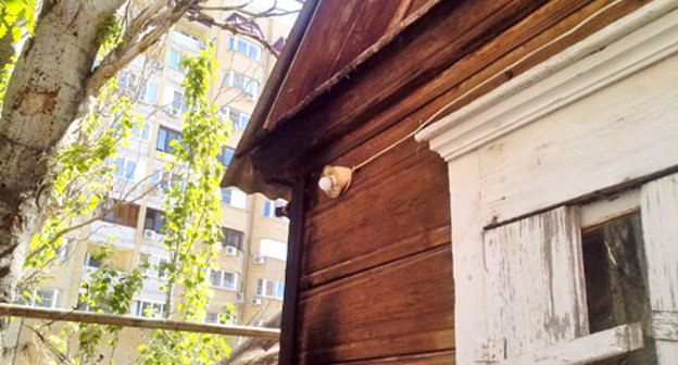 В доме выселяемой семьи Порфирьевых произошел пожар. На снимке: место возгорания дома на улице Амурская, 14. Огонь не добрался до проводки. Астрахань, 29 апреля 2013 г. Фото Елены Гребенюк для "Кавказского узла"