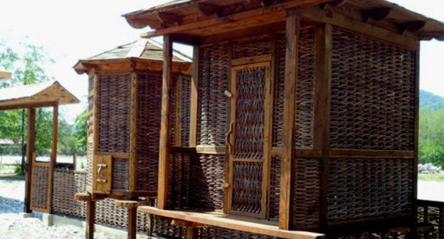 Историко-этнографический комплекс причерноморских шапсугов в ауле Агуй-Шапсуг. Фото: Анзор Нибо, http://adygi.ru/