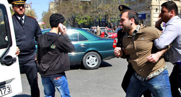 Акция памяти жертв массового убийства в Нефтяной академии пресечена полицией. На снимке: задержание члена правления движения Nida (Возглас) Тургута Гамбара. Баку, 30 апреля 2013 г. Фото Азиза Каримова для "Кавказского узла"