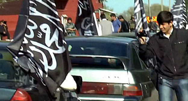 Сотрудники правоохранительных органов останавливают свадебный кортеж. Дагестан, Кизляр, 27 апреля 2013 г. Кадр из видеоролика, размещенного на Youtube пользователем Магомедом Асхабовым, http://www.youtube.com/watch?v=t1oD7ZeDPGQ