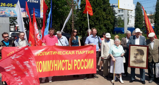Митинг "Коммунистов России" на площади 200-летия Ставрополя. 1 мая 2013 г. Фото Константина Ольшанского для "Кавказского узла"