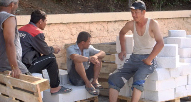 Рабочие-мигранты, занятые на реконструкции Летнего театра в Сочи. Август 2012 г. Фото Светланы Кравченко для "Кавказского узла"