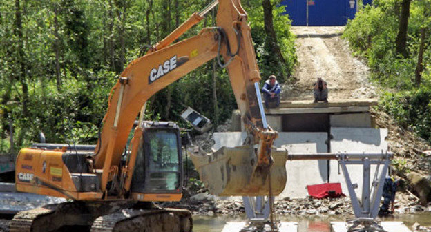 Экскаватор в реке Кудепста на месте строительства снесенного моста. Сочи, апрель 2013 г. Фото Татьяны Осиповой 