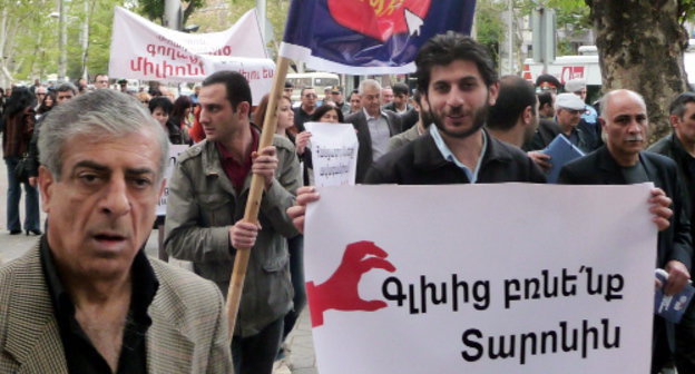 Участник акции АНК против деятельности столичной мэрии несет плакат с надписью "Хватайте Тарона за голову". Ереван, 19 апреля 2013 г. Фото Армине Мартиросян для "Кавказского узла"