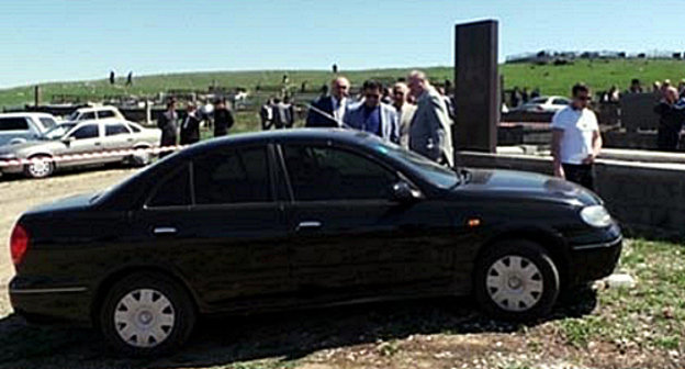 Полиция у автомобиля погибшего Корюна Арутюняна. Армения, Котайкская область, Егвард, 2 мая 2013 г. Фото Гагика Шамшяна, Shamshyan.com