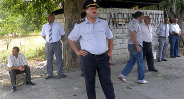 Нахичевань, Шарурский район, село Джалиль, 15 июля 2011 г. Полиция у дома регионального корреспондента Института свободы и безопасности репортеров (ИСБР) Хякимэльдосту Мехтиева. Фото: www.irfs.az