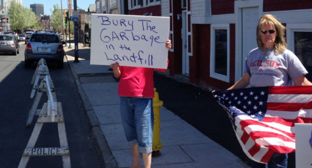 Жители Вустера выступают против захоронения Тамерлана Царнаева на городском кладбище. США, Массачусетс, 4 мая 2013 г. Фото: Deborah Becker/WBUR, http://www.wbur.org/2013/05/04/protesters-tamerlan-funeral