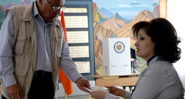 Голосование на выборах в Совет старейшин Еревана. На снимке: избирательный участок 9/11. 5 мая 2013 г. Фото Армине Мартиросян для "Кавказского узла"

 