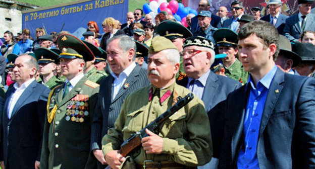 Участники траурного митинга по поводу захоронения останков советских воинов, обнаруженных на склоне Эльбруса. КБР, поселок Терскол, 6 мая 2013 г. Фото Луизы Оразаева для "Кавказского узла"