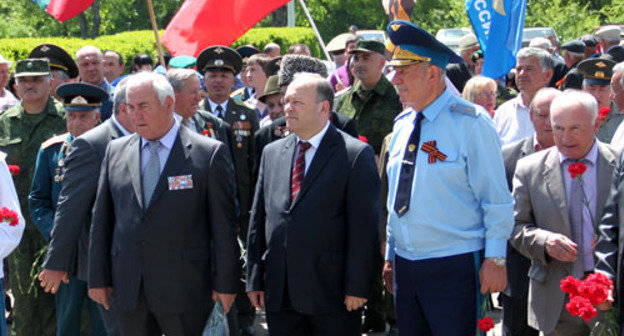 Митинг с участием делегаций из Кабардино-Балкарии и Карачаево-Черкессии состоялся у мемориала "Эльхотовские ворота". Северная Осетия, 6 мая 2013 г. Фото Лизы Сугаровой для "Кавказского узла". 