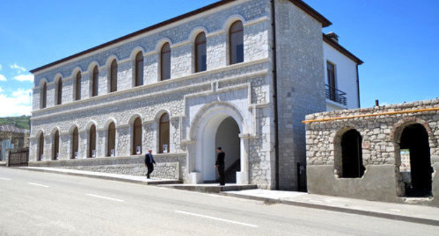 Здание Центра искусств Шуши. В 19 веке здесь находилась  "Типографию армянской духовной инспекции". Нагорный Карабах, 3 мая 2013 г. Фото Алвард Григорян для "Кавказского узла"