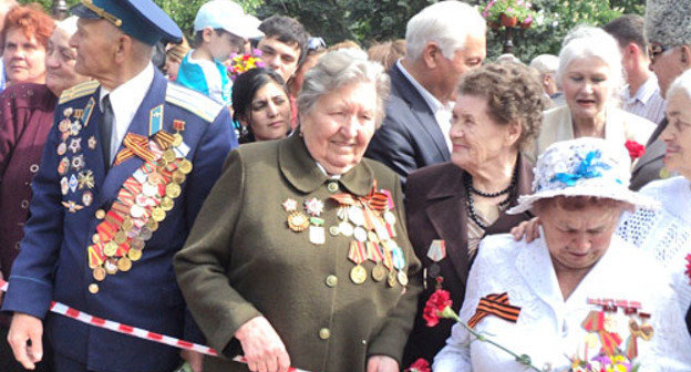 Ветераны ВОВ перед возложением цветов к памятнику погибших в войне. Нальчик, 9 мая 2013 г. Фото Луизы Оразаевой для "Кавказского узла"