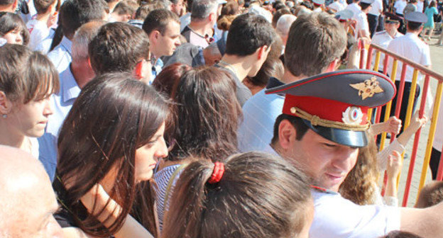 Зрители во время парада ко Дню Победы. Владикавказ, 9 мая 2013 г. Фото Эммы Марзоевой для "Кавказского узла"