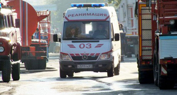 Машина скорой помощи на месте железнодорожной аварии на станции Белая Калитва. Ростовская область, 9 мая 2013 г. Фото: Денис Срибный, http://www.echo.msk.ru/