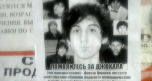 Листовки с призывом молиться за Джохара Царнаева вновь появились в Грозном, 10 мая 2013 г. Фото "Кавказского узла"