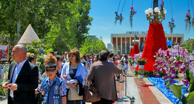 90-летие Гейдара Алиева отмечается Праздником цветов. Баку, 10 мая 2013 г. Фото Азиза Каримова для "Кавказского узла"