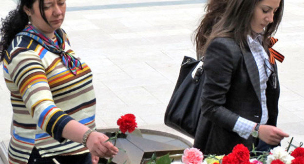 Жители Степанакерта возлагают цветы на Мемориальном комплексе. Степанакерт, 9 мая 2013 г. Фото Алвард Григорян для "Кавказского узла"
