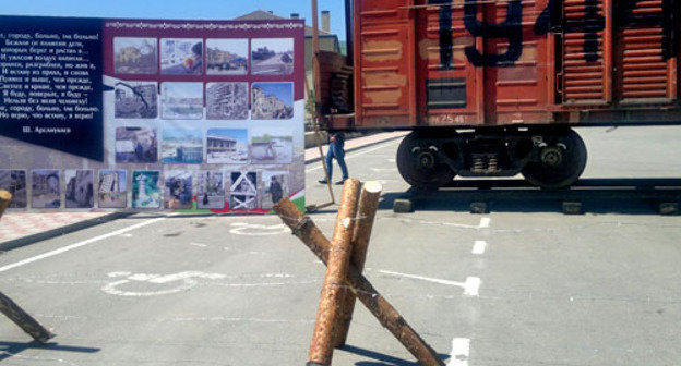 Вагон-"теплушка" с надписью "1944 – 1957" на территории мемориального комплекса "Аллея славы". Грозный, 10 апреля 2013 г. Фото "Кавказского узла"