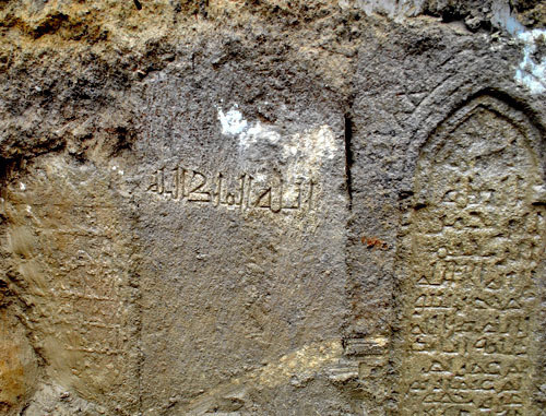 Каменные плиты с арабскими надписями, датированными XI-XII векам, обрнаруженные в ходе восстановительных работ в Дербенте. Апрель 2013 г. Фото администрация городского округа город Дербент, http://www.derbent.ru/ Каменные плиты с арабскими надписями, датированными XI-XII векам, обрнаруженные в ходе восстановительных работ в Дербенте. Апрель 2013 г. Фото администрация городского округа город Дербент, http://www.derbent.ru/