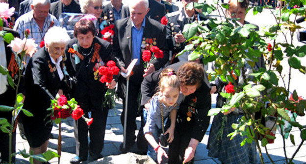Возложение цветов к Мемориалу славы в центральном парке Сухума. 9 мая 2013 г. Фото Анжелы Кучуберия для "Кавказского узла"