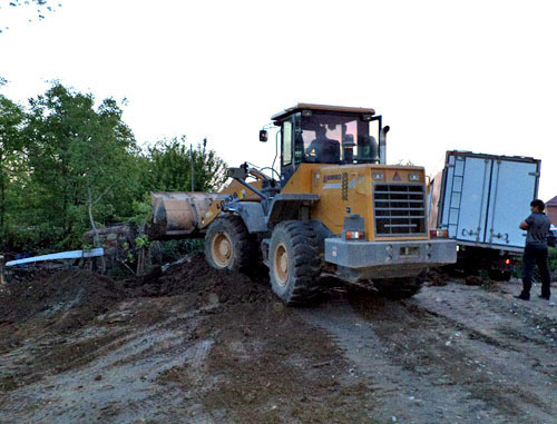 Ликвидация последствий аварии на Алханчуртском канале. Назрань, 10 мая 2013 г. Фото Магомеда Ханиева