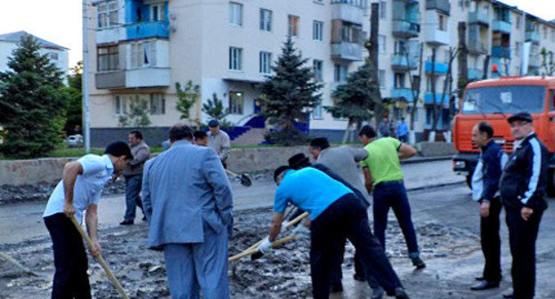 Устранение последствий затопления улиц в Назрани. 10 мая 2013 г. Фото Магомеда Ханиева