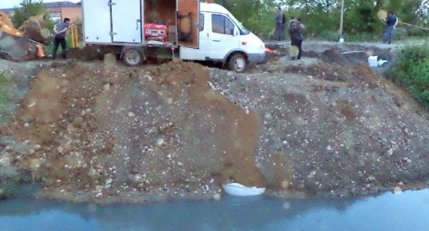 Устранение последствий прорыва шлюза Алханчуртского оросительного канала. Назрань, 10 мая 2013 г. Фото  Магомеда Ханиева