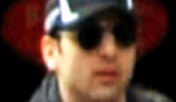 Тамерлан Царнаев на записи видеонаблюдения на Бостонском марафоне, 15 апреля 2013. Фото http://ru.wikipedia.org/