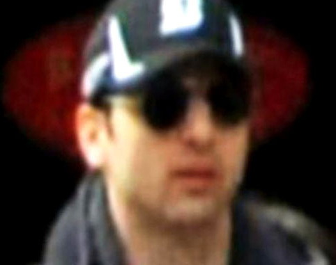 Тамерлан Царнаев на записи видеонаблюдения на Бостонском марафоне, 15 апреля 2013. Фото http://ru.wikipedia.org/