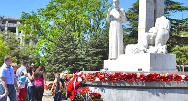 Стелла "Подвиг во имя жизни" у парка "Ривьера", где проходили торжественные мероприятия и возложения цветов в День Победы. Сочи, 9 мая 2013 г. Фото Светланы Кравченко для "Кавказского узла"