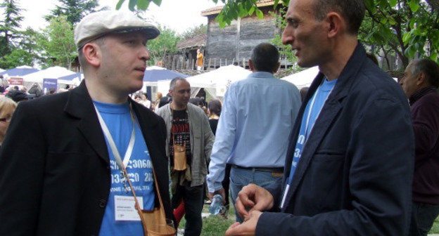 Президент "Винного клуба Грузии" Малхаз Харбедия и директор фестиваля грузинского вина Яго Битаришвили. Тбилиси, 11 мая 2013 г. Фото Эдиты Бадасян для "Кавказского узла"