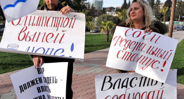 Юрий Молчанов и Наталья Калиновская во время митинга против олимпийского строительства. Сочи, лето 2011 г. Фото Светланы Кравченко для "Кавказского узла"