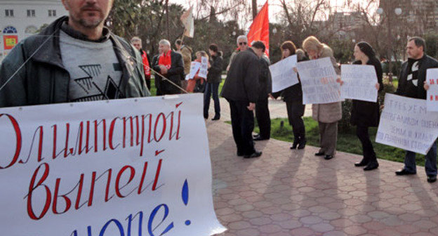 Юрий Молчанов во время митинга против олимпийского строительства. Сочи, лето 2011 г. Фото Светланы Кравченко для "Кавказского узла"