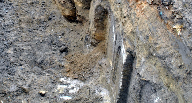 Каменные стелы, найденные во время прокладки ливневой канализации в Дербенте 18 апреля 2013 г. Фото: http://www.derbent.ru/about/info/news/?ELEMENT_ID=1347