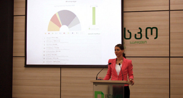 Представитель ЦИК Грузии оповещает о предварительных результатах промежуточных парламентских выборов 28 апреля 2013 г. Фото: http://www.cec.gov.ge