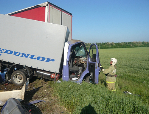 Последствия ДТП в Кавказском районе Краснодарского края. 14 мая 2013 г. Фото пресс-службы ГУ МВД по Краснодарскому краю, http://23.gibdd.ru Последствия ДТП в Кавказском районе Краснодарского края. 14 мая 2013 г. Фото пресс-службы ГУ МВД по Краснодарскому краю, http://23.gibdd.ru