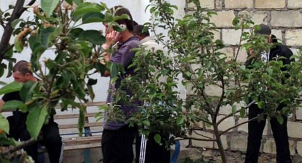 Люди, освобожденные из рабства,  в районном отделении полиции Левашинского района Дагестана. 14 мая 2013 г. Фото Закира Магомедова, https://twitter.com/zakir_05