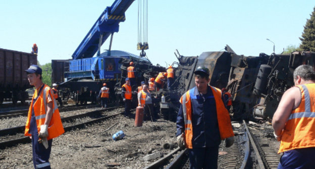 Ликвидация последствий крушения поезда на станции Белая Калитва. Ростовская область, 10 мая 2013 г. Фото пресс-службы МЧС, mchs.gov.ru