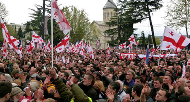 Многотысячный митинг сторонников партии "Единое национальное движение". Тбилиси, 19 апреля 2013 г. Фото: Александр Имедашвили, NEWSGEORGIA
