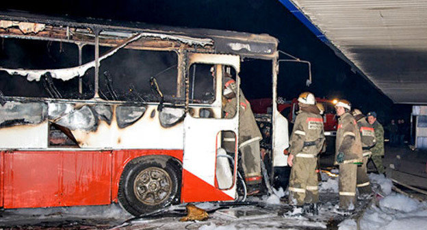 На месте взрыва автобуса в Невинномысске. 9 декабря 2007 г. Фото: информационный портал города Невинномысска, http://www.nevinkaonline.ru/