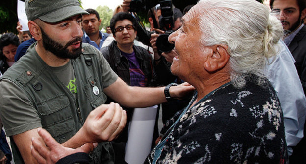 Во время акции против повышения цен на газ у здания правительства Армении. Ереван, 16 мая 2013 г. Фото: © PanARMENIAN Photo/Tigran Mehrabyan