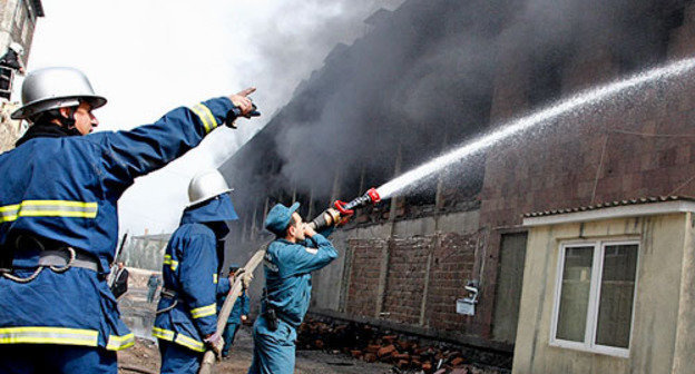 Тушение пожара в здании компании «Спайка» в Ереване, 16 мая 2013 г. Фото PanARMENIAN Photo/Varo Rafayelyan