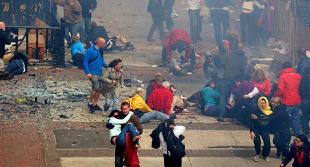 После первого взрыва в Бостоне, 15 апреля 2013 г. Фото: Aaron "tango" Tang, http://commons.wikimedia.org/